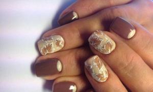 Jesienny manicure: 33 wzory paznokci z liśćmi klonu