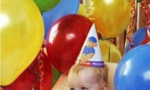 लड़के का पहला जन्मदिन मनाने का परिदृश्य