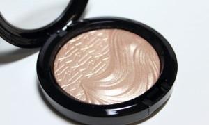 What is the difference between concealer and highlighter?