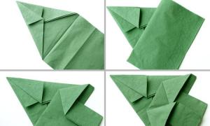 How to fold napkins on the New Year's table Folding napkins in the form of a Christmas tree