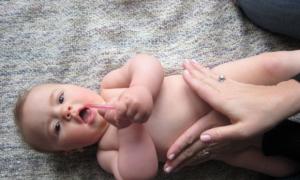 مدفوع نوزاد در هنگام شیردهی چگونه باید باشد: رنگ مدفوع چه می گوید؟