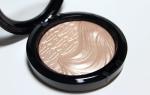 What is the difference between concealer and highlighter?