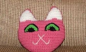 Knitted cat pillow