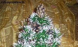 DIY Kalėdų eglutė pagaminta iš kankorėžių